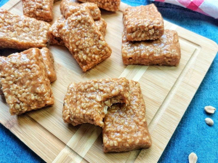 Uma tábua contendo doce de amendoim com leite condensado.