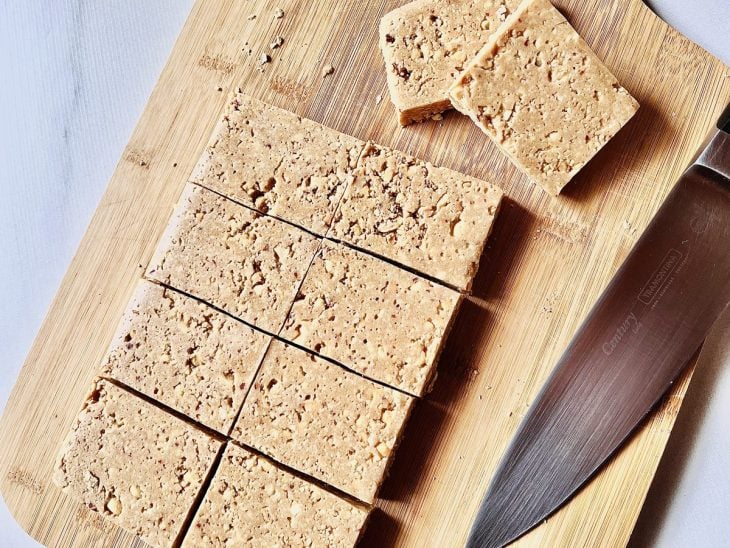 Doce de amendoim em cortes.