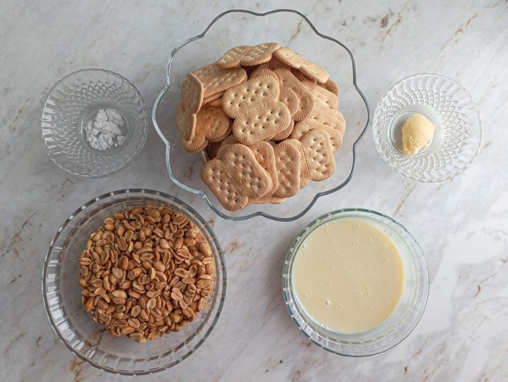 ingredientes para preparar doce de amendoim separados e organizados.