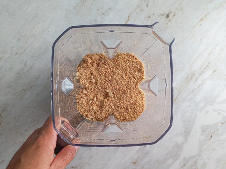bolacha maisena triturada para preparo de doce de amendoim.