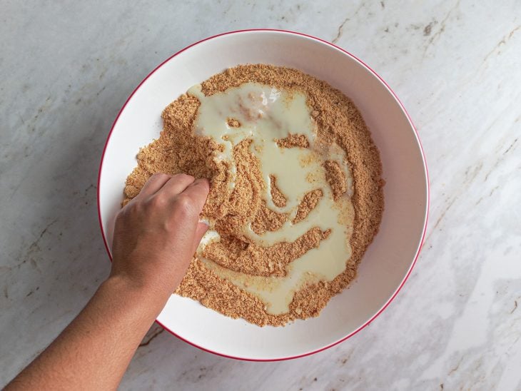 leite condessado adicionado a mistura de doce de amendoim para dar o ponto.