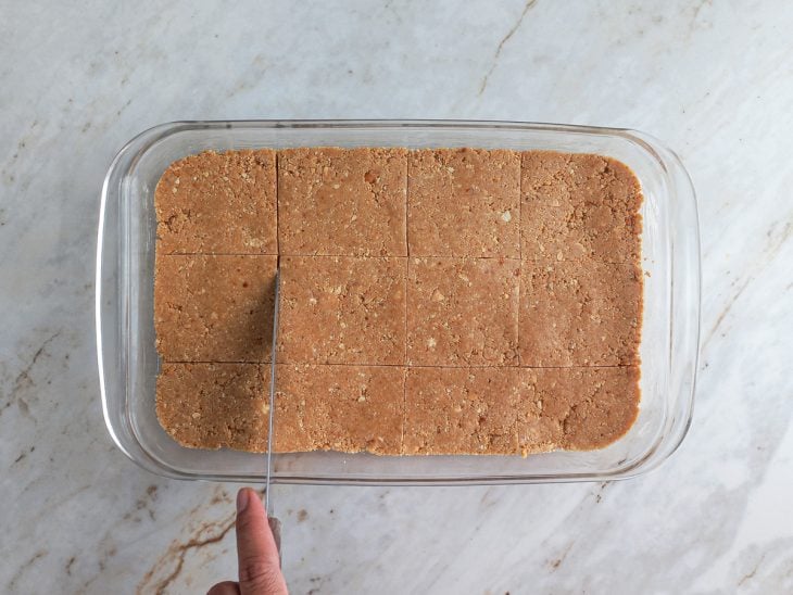 doce de amendoim simples sendo cortado em quadrados.