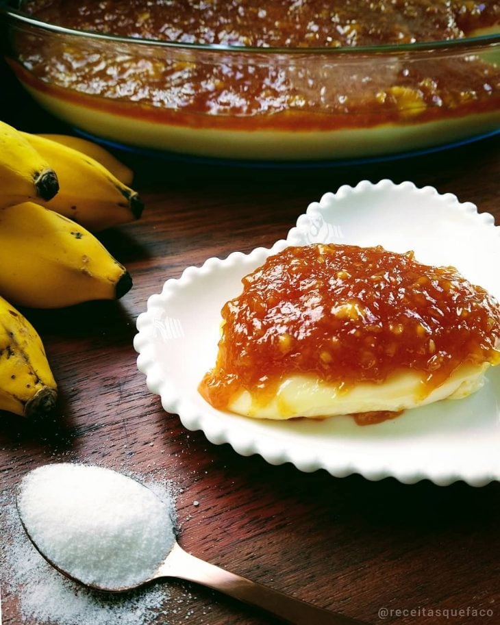 Doce de banana com creme de baunilha