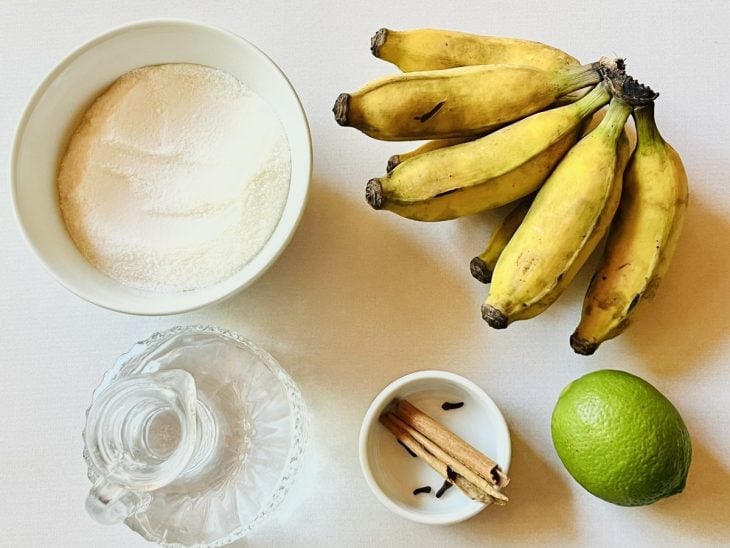 Ingredientes para a receita de doce de banana.