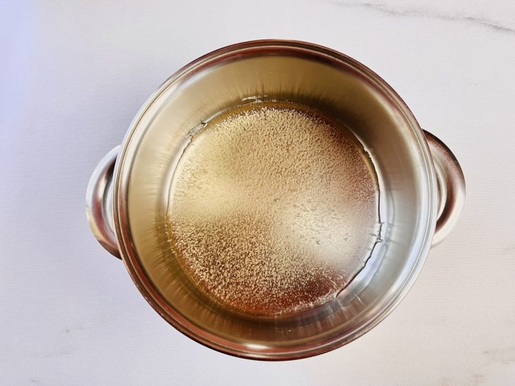 Água e açúcar em uma panela.