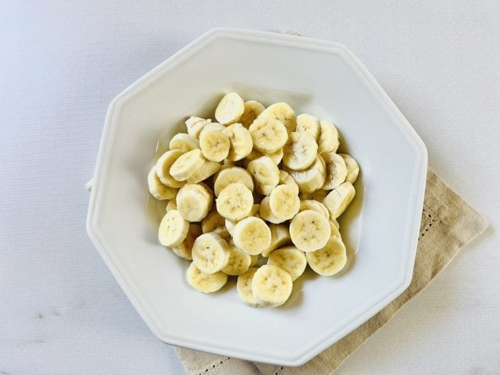 Bananas picadas em rodelas médias.