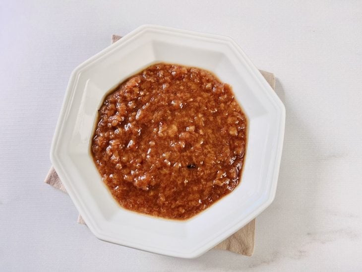 Doce de banana fácil e rápido transferido para um prato.