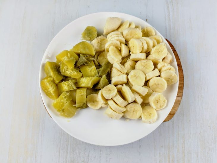 Bananas e batata doce cortadas em cubos grandes.