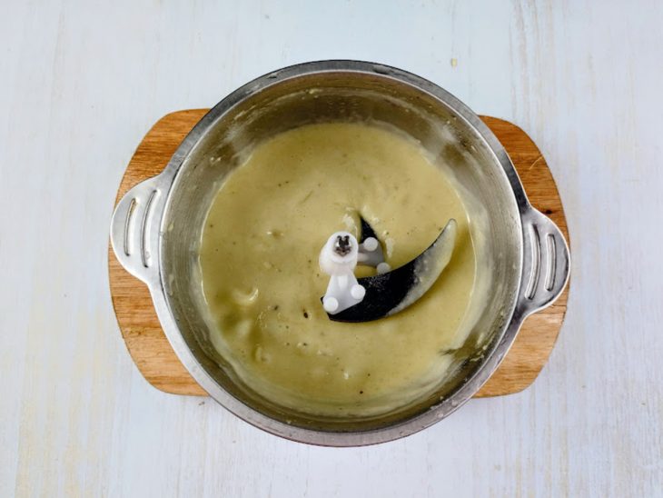 No liquidificador estão batidos as bananas, a batata, o açúcar e o suco do limão.