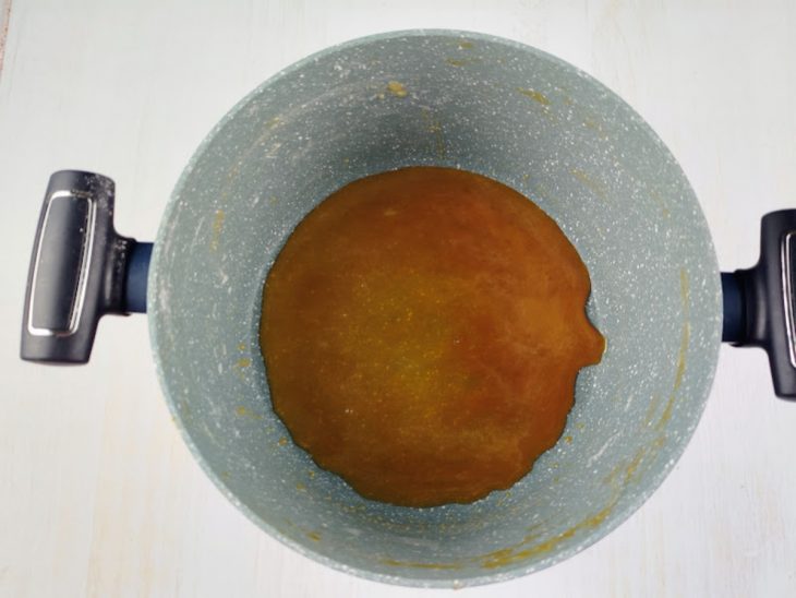 Na panela, o caramelo já no ponto.