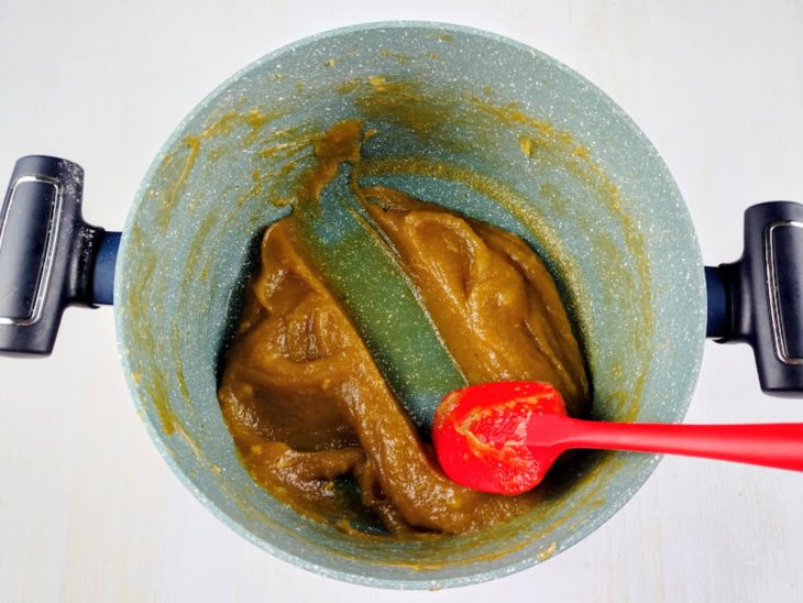 Mistura das bananas, batata e caramelo já reduzida e com coloração mais escura.