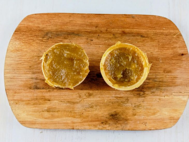 Copinhos preenchidos com o doce.