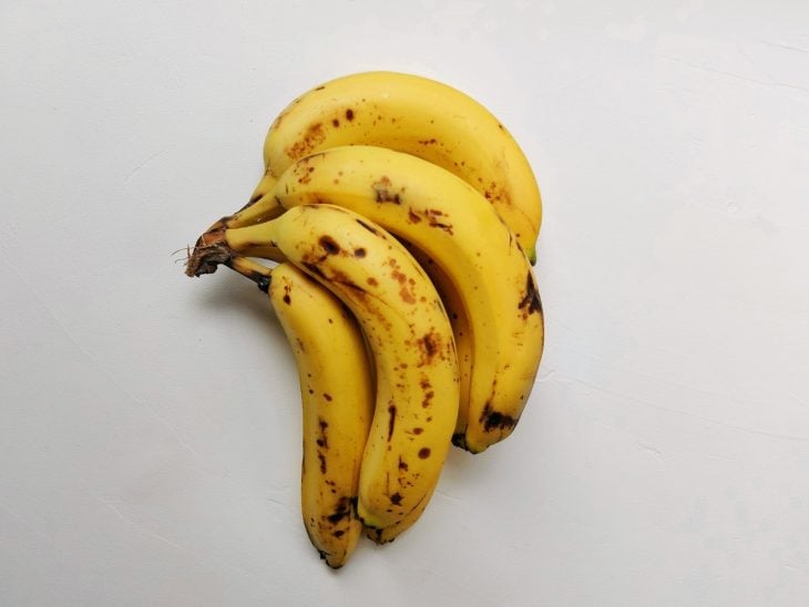 Uma bancada com bananas maduras.