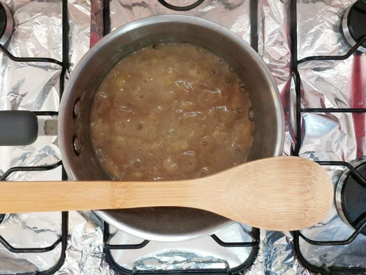 Um recipiente com bananas picadas em processo de caramelização.