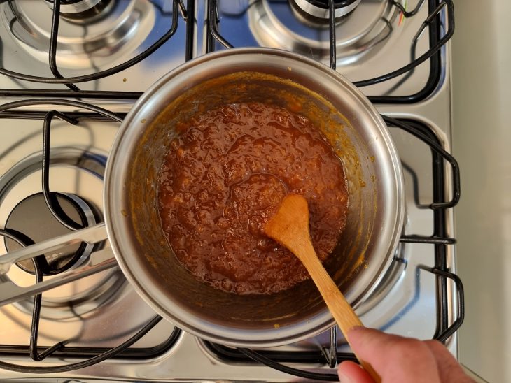 Panela com caramelo e banana misturados.