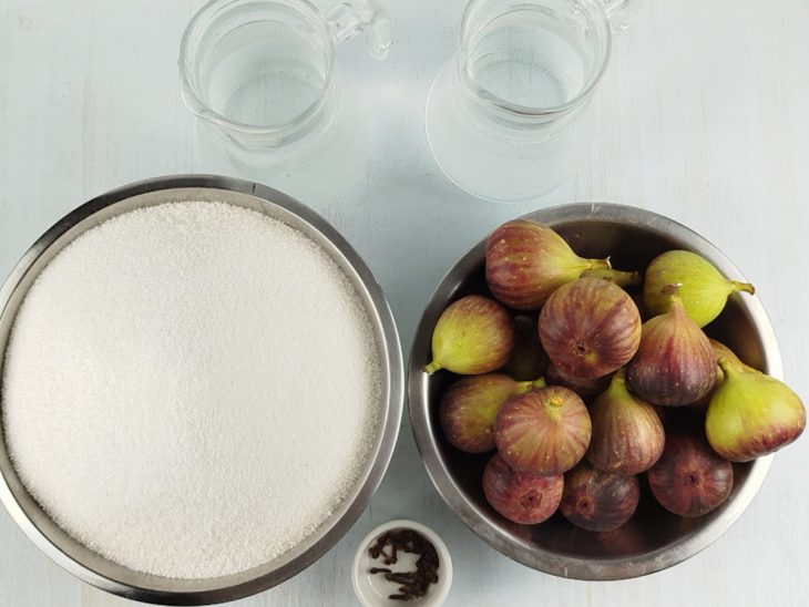 Ingredientes organizados sobre a bancada antes do preparo.
