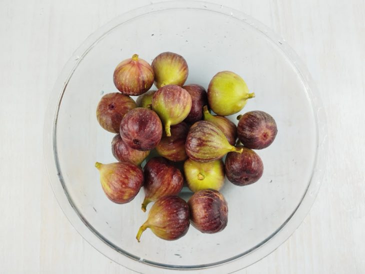 Figos verdes sendo lavados.