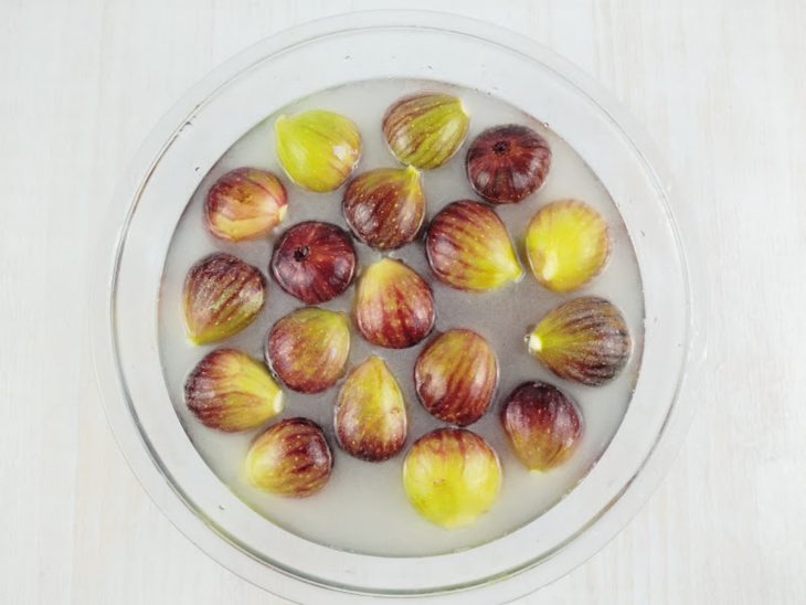 Figos com o talinho retirado.