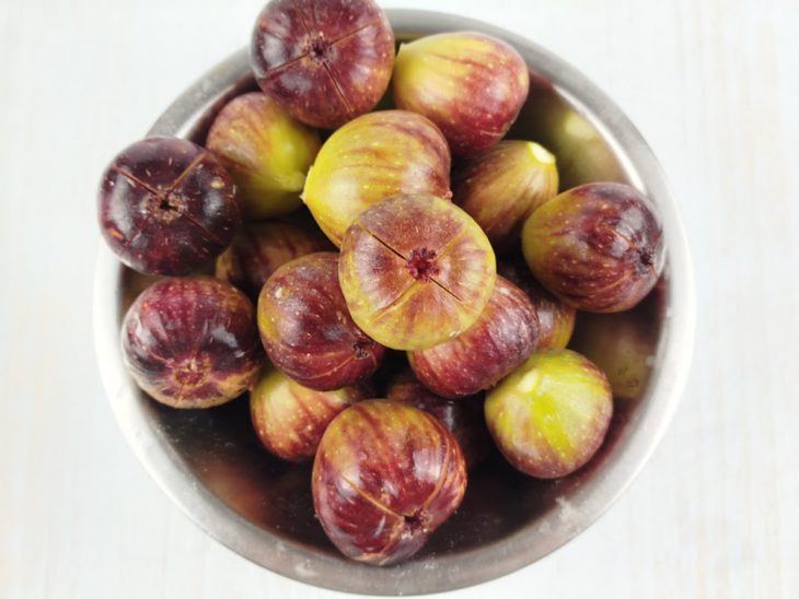 Figos com corte em X na base.