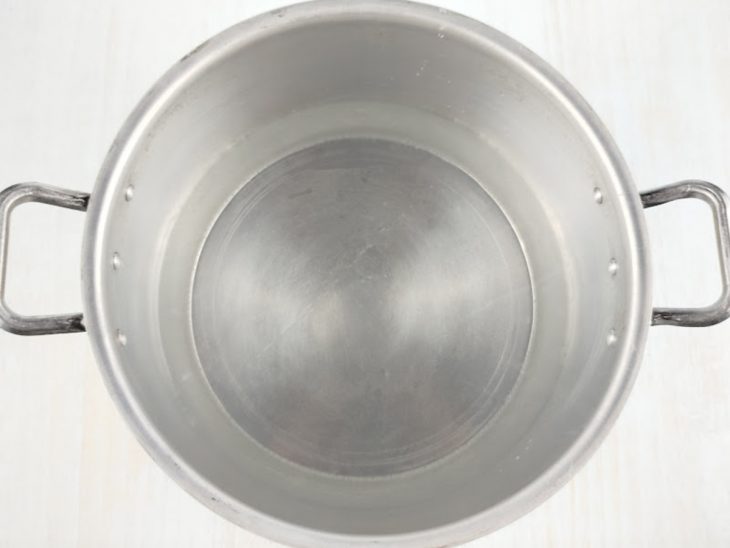 Água fervendo na panela.