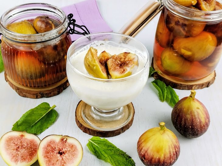 Porção servida com creme de leite batido, mostrando textura.