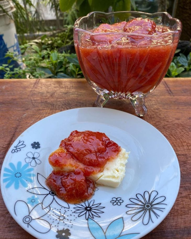 Doce de goiaba em calda (calda de goiabada)