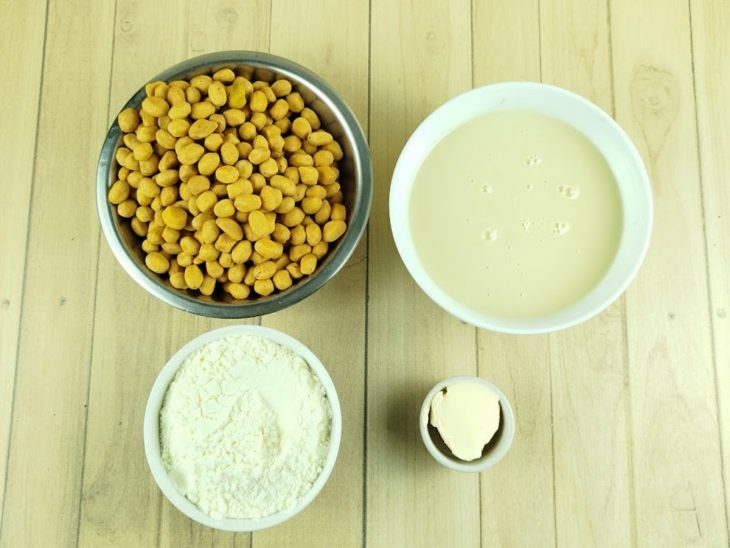 Ingredientes organizados na bancada para o preparo do doce.