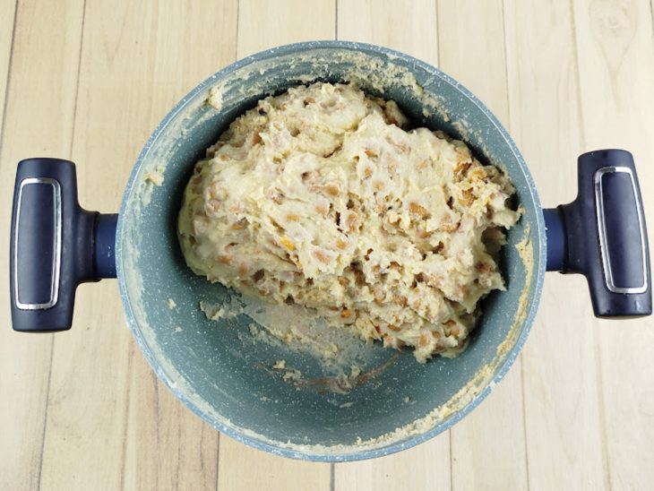 Massa do doce sendo mexida no fogo até engrossar.