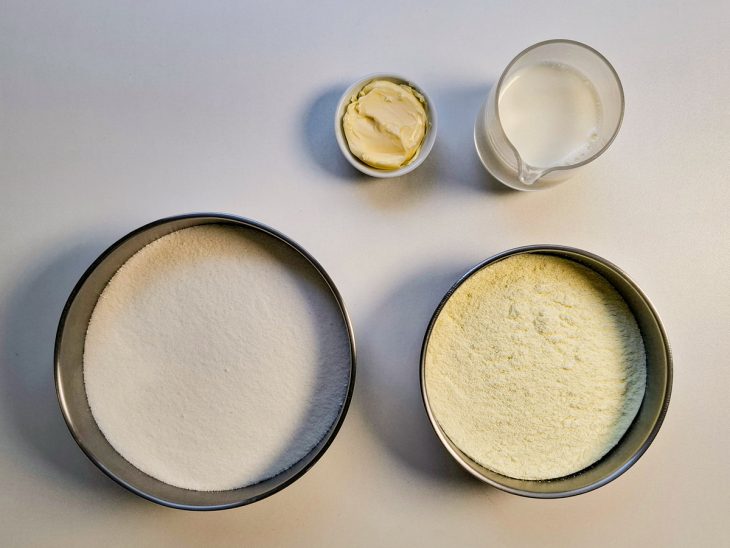 Ingredientes separados sobre a bancada.