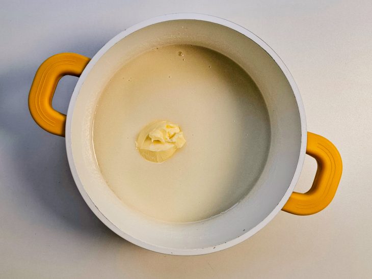 Açúcar, leite e manteiga na panela.