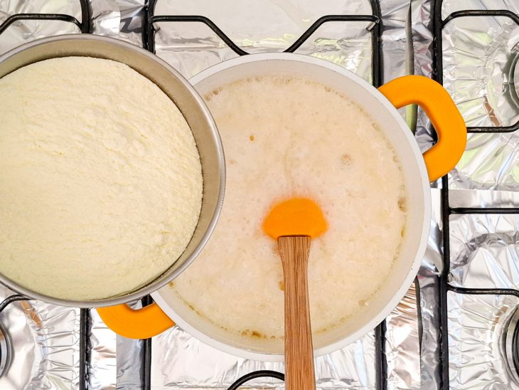 Leite em pó adicionado à panela.