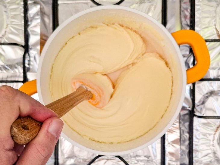 Mistura de leite ninho no ponto.