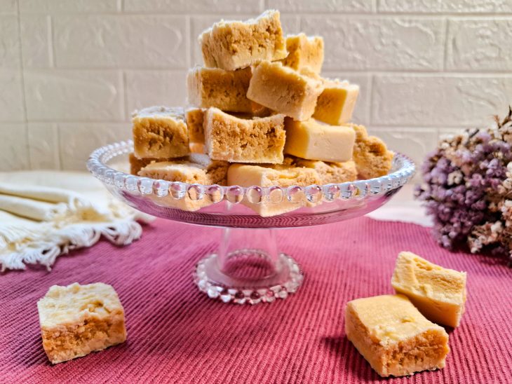 Doce de leite ninho de corte servido.