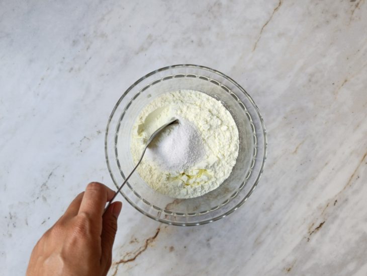 Em uma tigela, o leite em pó e o suco em pó de limão.