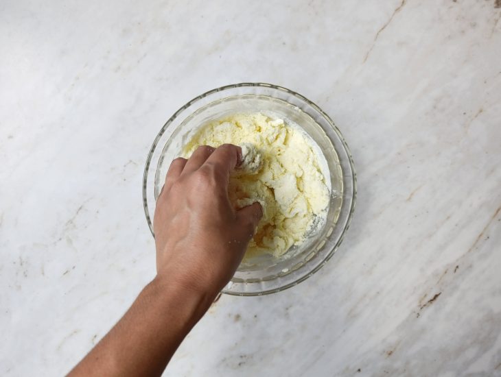 Leite condensado adicionado na mesma tigela.