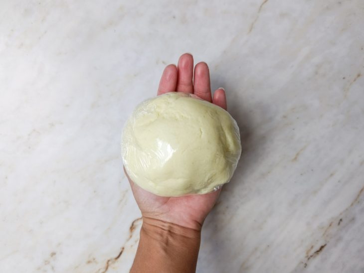 Massa reservada em plástico filme.