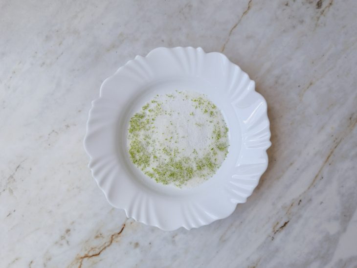 Açúcar e raspas de limão no prato.