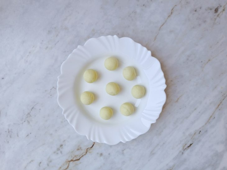 Porções do doce já boleadas.