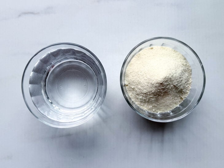 Ingredientes organizados sobre a bancada para iniciar o preparo do doce de leite sem açúcar.