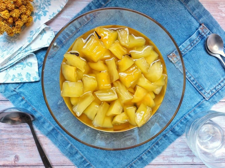 Doce de mamão verde servido em um refratário.