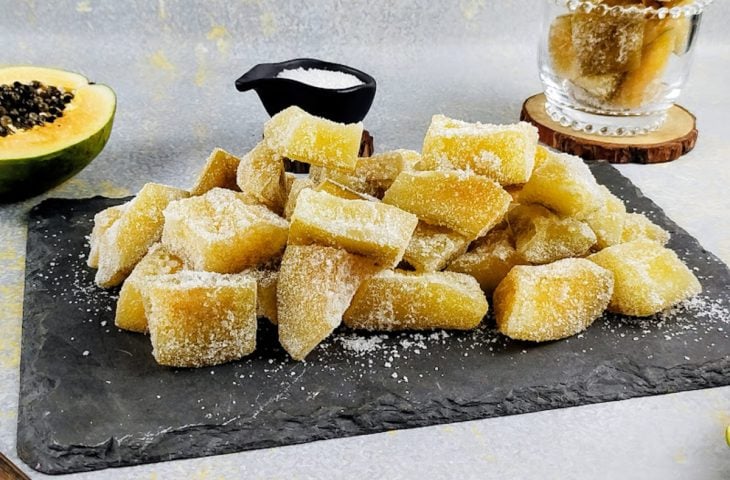 Doce de mamão verde em pedaços cristalizado