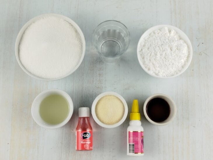 Ingredientes organizados sobre a bancada com forma untada pronta para receber a mistura.