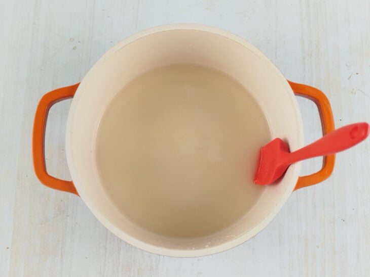 Açúcar, água e caldo de limão sendo colocados em uma panela.