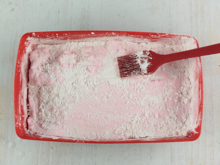 Doce descansando em temperatura ambiente para secar e firmar a textura.