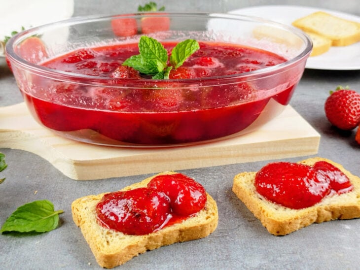 Doce de morango servido.