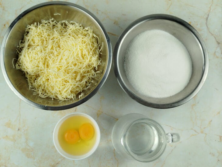 Ingredientes reunidos na bancada.