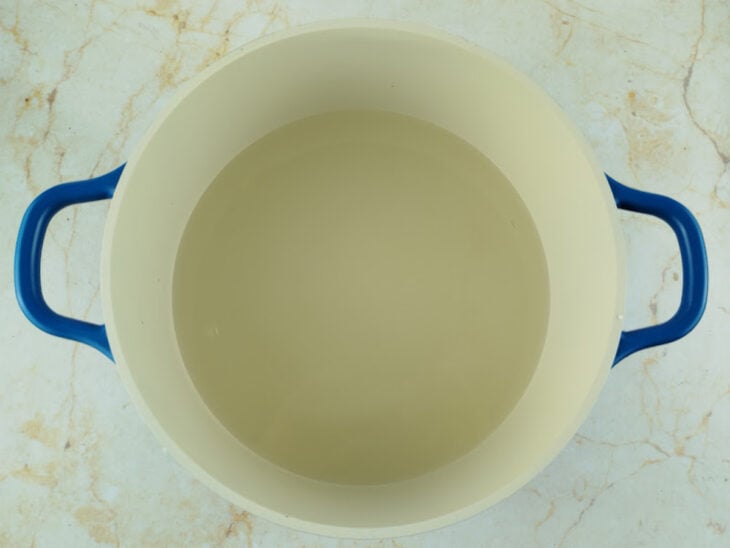 Panela com água e açúcar.