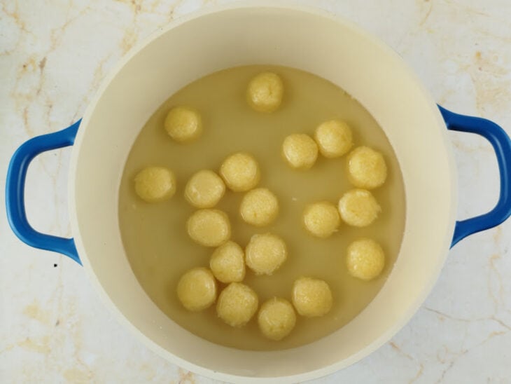 Bolinhas de queijo adicionadas na calda.