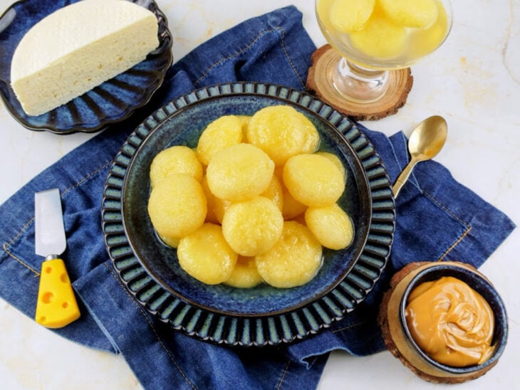 Doce de queijo pronto e servido em prato.