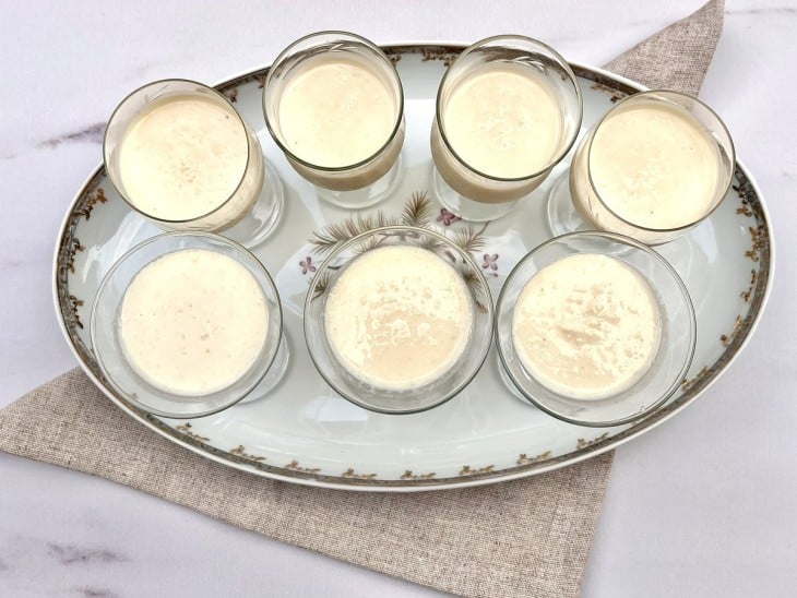 Creme colocado em tacinhas individuais.